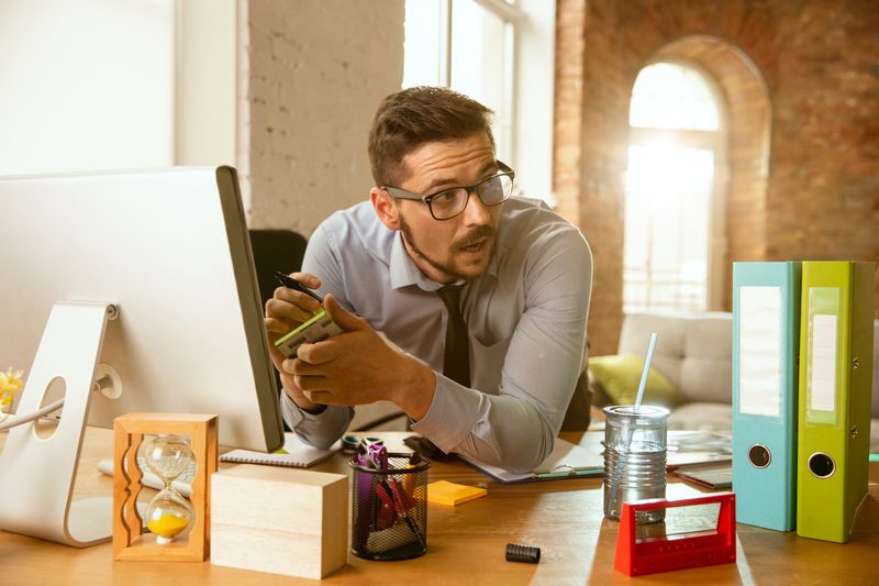 Joven empresario informándose de las desventajas de emprender un negocio