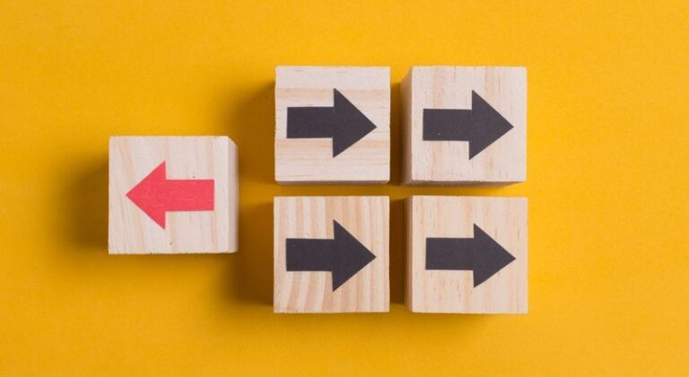 Dados con flechas en distintas direcciones simbolizando el emprendimiento intuitivo
