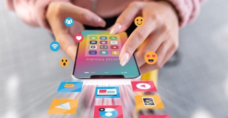 Móvil con distintos iconos mostrando distintos servicios de marketing digital